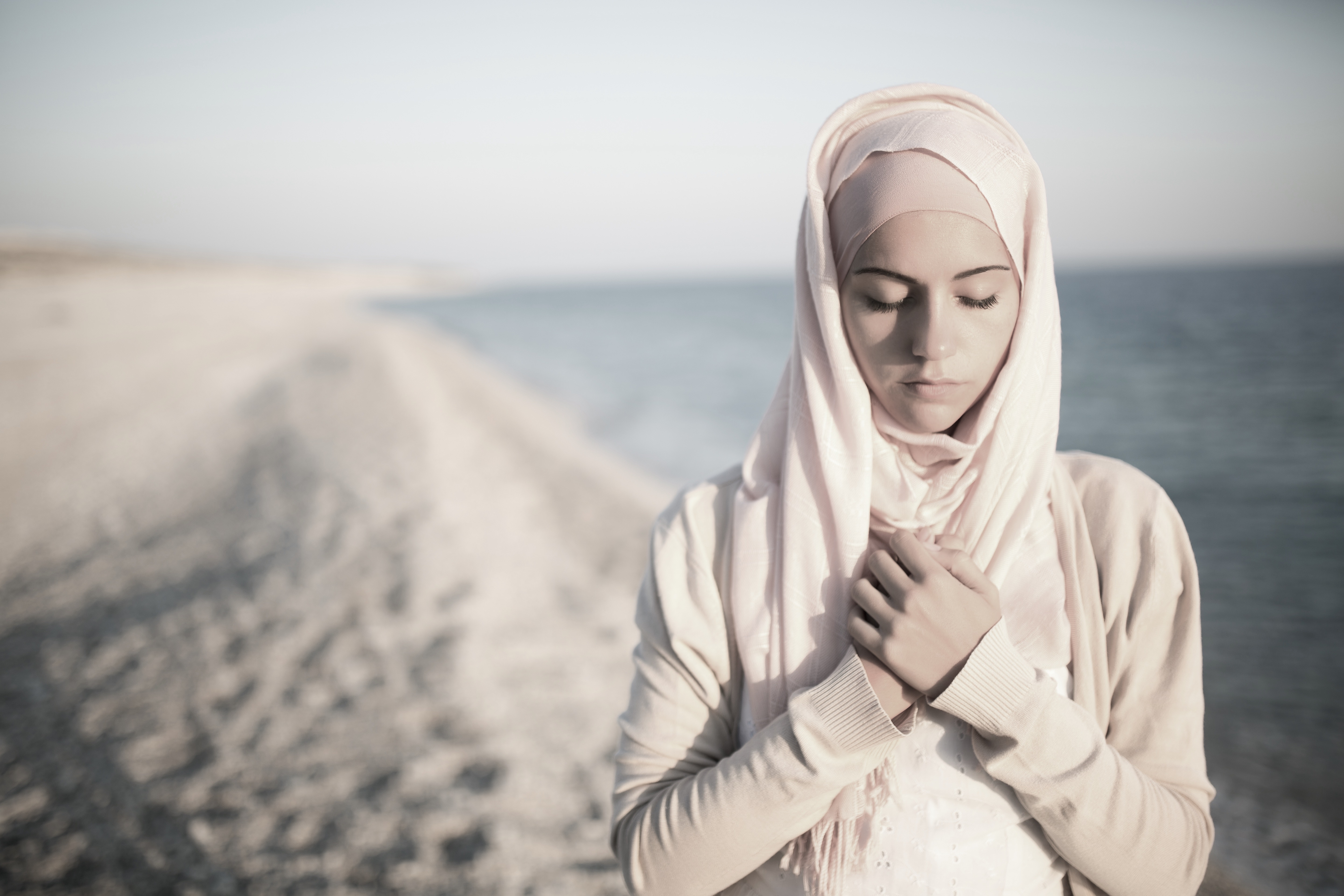 Молитва мусульманских женщин. Мусульманка молится. Девушка мусульманка. Красивые мусульманки. Девушка в платке мусульманка.